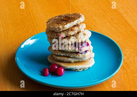 pancake sul piatto, con barry e miele. Sul tavolo. Foto Stock