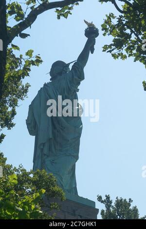 Statua della libertà con cielo blu durante il giorno di sole in estate. Foto Stock