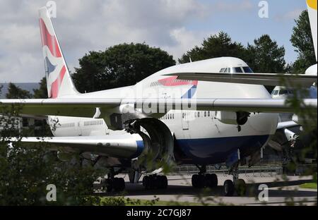 Un aereo britannico senza motore Boeing 747 Airways, che ha volato per la prima volta sul 18/09/1997 parcheggiato all'aeroporto di Cotswold, che è la sede di Air Salvage International che smantellare l'aereo di fine vita, in quanto la compagnia aerea è di ritirare la sua flotta di Boeing 747 con effetto immediato. Foto Stock