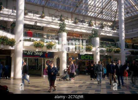 Croydon Surrey England Shopping People nel Whitgift Shopping Centre Foto Stock