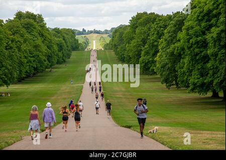 Windsor, Berkshire, Regno Unito. 17 luglio 2020. La lunga passeggiata a Windsor. Il capitano Sir Tom Moore di 100 anni sarà nominato cavaliere dalla regina Elisabetta II al Castello di Windsor oggi. Ha raccolto oltre £32 milioni per il NHS durante il Coronavirus Covid-19 Pandemic lockdown camminando 25 metri di giri del suo giardino. Credit: Maureen McLean/Alamy Live News Foto Stock