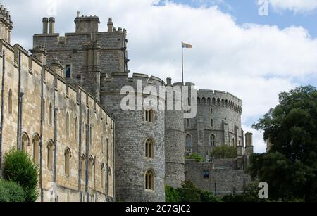 Windsor, Berkshire, Regno Unito. 17 luglio 2020. Il capitano Sir Tom Moore di 100 anni sarà nominato cavaliere dalla regina Elisabetta II al Castello di Windsor oggi. Ha raccolto oltre £32 milioni per il NHS durante il Coronavirus Covid-19 Pandemic lockdown camminando 25 metri di giri del suo giardino. Credit: Maureen McLean/Alamy Live News Foto Stock