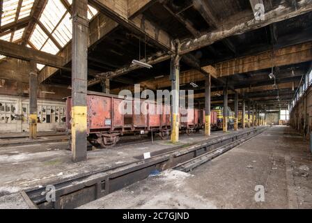 Immagine interna di un vecchio magazzino con vecchi treni immagazzinati interno Foto Stock
