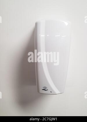 Dispenser disinfettante automatico a parete per interni. Foto Stock