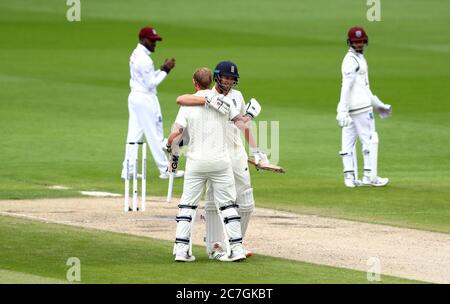 Il ben Stokes (a sinistra) dell'Inghilterra celebra il suo secolo con Dom Sibley durante il secondo giorno del secondo test all'Emirates Old Trafford, Manchester. Foto Stock