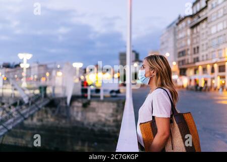 Una donna turistica nel porto turistico di una città Foto Stock