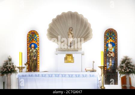 Galizia Spagna Isla A Toxa Cappella di San Sebastián nota anche come Capilla de Las Conchas (Cappella delle conchiglie) Vergine Maria in conchiglia di capesante Foto Stock