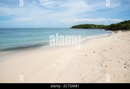 Splendida spiaggia del parco Cramer con le acque blu del Mar dei Caraibi in una giornata di sole a St. Croix, nella USVI Foto Stock