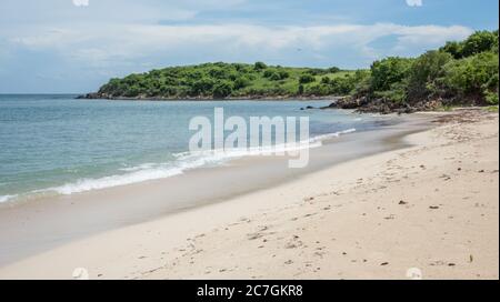 Tranquille onde del Mar dei Caraibi che si ondeggia nella spiaggia di Cramer's Park con una vegetazione lussureggiante a St. Croix, nella USVI Foto Stock