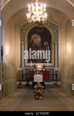 Immagine verticale di un cazzo bianco nella chiesa Foto Stock