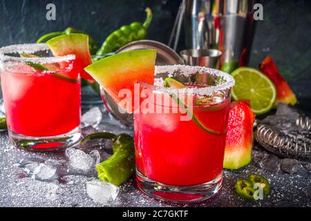 Cocomero jalapeno margarita. Cocktail estivo in stile messicano alcolico con cocomero, peperoncino caldo jalapeno, lime e tequila. Foto Stock