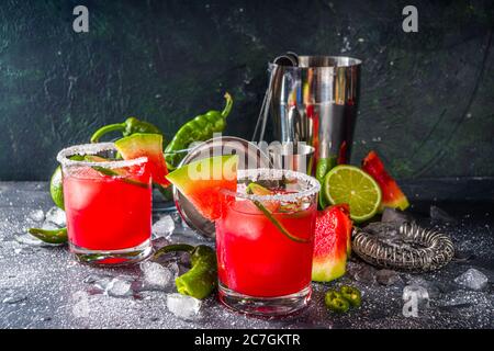 Cocomero jalapeno margarita. Cocktail estivo in stile messicano alcolico con cocomero, peperoncino caldo jalapeno, lime e tequila. Foto Stock