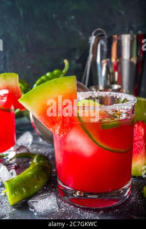 Cocomero jalapeno margarita. Cocktail estivo in stile messicano alcolico con cocomero, peperoncino caldo jalapeno, lime e tequila. Foto Stock
