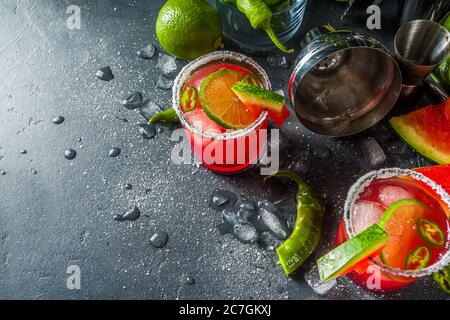 Cocomero jalapeno margarita. Cocktail estivo in stile messicano alcolico con cocomero, peperoncino caldo jalapeno, lime e tequila. Foto Stock