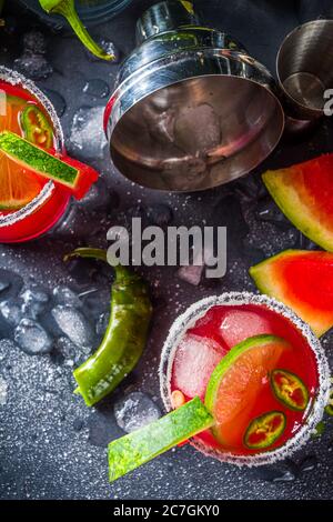 Cocomero jalapeno margarita. Cocktail estivo in stile messicano alcolico con cocomero, peperoncino caldo jalapeno, lime e tequila. Foto Stock
