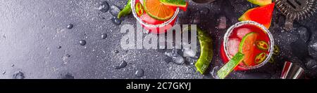 Cocomero jalapeno margarita. Cocktail estivo in stile messicano alcolico con cocomero, peperoncino caldo jalapeno, lime e tequila. Foto Stock