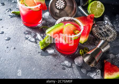 Cocomero jalapeno margarita. Cocktail estivo in stile messicano alcolico con cocomero, peperoncino caldo jalapeno, lime e tequila. Foto Stock