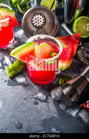 Cocomero jalapeno margarita. Cocktail estivo in stile messicano alcolico con cocomero, peperoncino caldo jalapeno, lime e tequila. Foto Stock