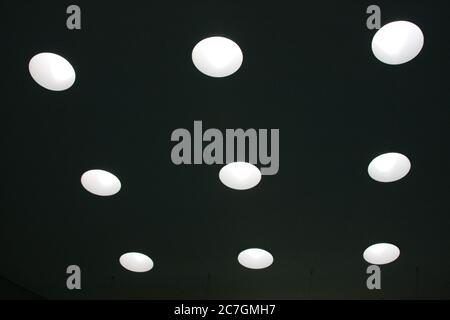 Basso angolo di ripresa di luci circolari sul soffitto Foto Stock