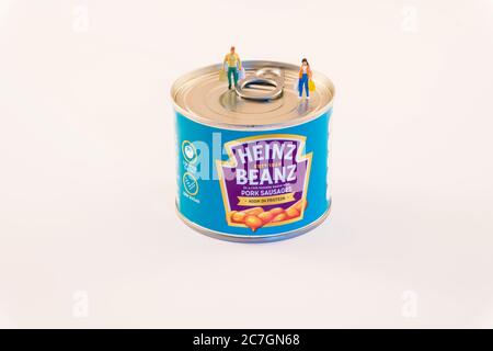 I Beans e le salsicce di Heinz in scatola su sfondo bianco con gli acquirenti di modello si sono levati su CAN . Foto Stock