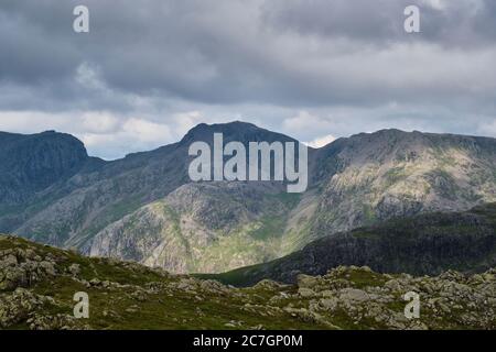 SCA cadde e Scafell Pike si vedette da Crinkle Crags vicino a Crinkle Crags, vicino a Langdale, Lake District, Cumbria Foto Stock