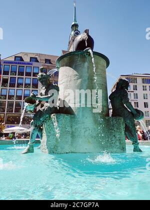 Monaco di Baviera, Germania - 28 giugno 2019: Fontana del pesce di Fischbrunnen e le sculture di Marienplatz Mary Square a Monaco Foto Stock