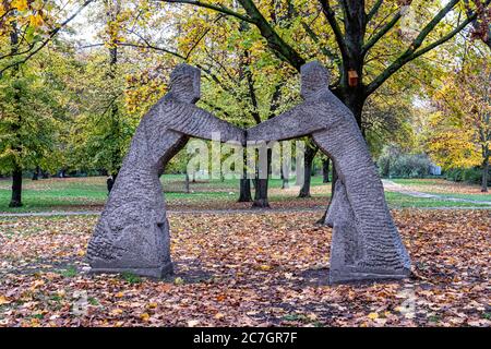 Riunificazione 1962 - scultura monumentale dello scultore Hildegard Leest. Due figure simboleggiano la speranza che Est e Ovest riunifichino Gesundbrunnen-Berlino Foto Stock