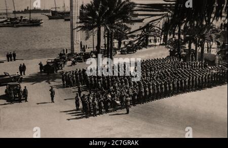 Il generale Rommel ispeziona le truppe di unità avanzate delle Corps di Afrika all'arrivo in Africa del Nord nel febbraio 1941. Foto Stock