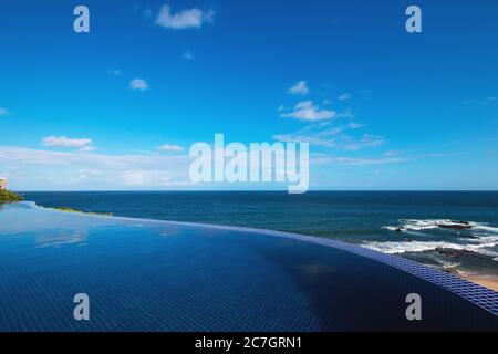 Piscina Infinity con vista sul mare e sul cielo blu Foto Stock