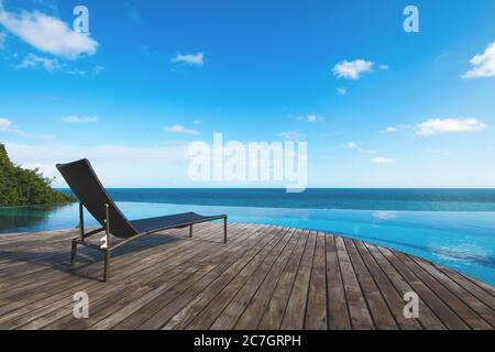 Piscina Infinity con vista sul mare e sul cielo blu Foto Stock