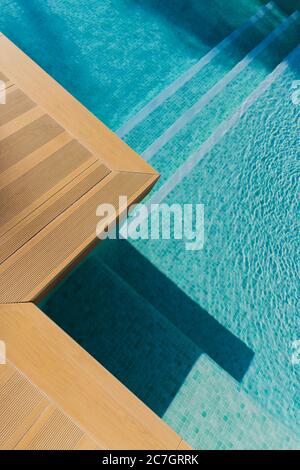 La geometria delle linee e delle forme della piscina d'acqua. Foto Stock
