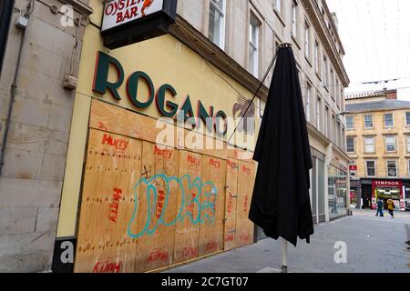 Glasgow, Scozia, Regno Unito. 17 luglio 2020. Le immagini del centro di Glasgow, come covid-19 restrizioni sono rilassate e il pubblico è fuori e circa shopping e al lavoro. Nella foto, il ristorante Rogano Oyster Bar rimane chiuso e salito. Iain Masterton/Alamy Live News Foto Stock