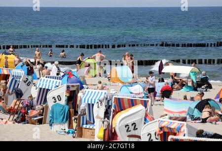 Kühlungsborn, Germania. 17 luglio 2020, Meclemburgo-Pomerania occidentale, Kühlungsborn: La spiaggia del Mar Baltico di fronte al porto turistico è piena. Il sole ha attirato i turisti sulla spiaggia, anche se le temperature non sono ancora a metà estate. Ad eccezione della Baviera e del Baden-Württemberg, tutti gli stati federali avranno iniziato le loro vacanze da questo fine settimana. Foto: Bernd Wüstneck/dpa-Zentralbild/dpa Credit: dpa Picture Alliance/Alamy Live News Foto Stock