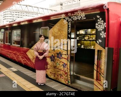 KANAZAWA, GIAPPONE - 04 novembre 2018: Treno turistico Hanayome Noren a Kanazawa, Giappone Foto Stock