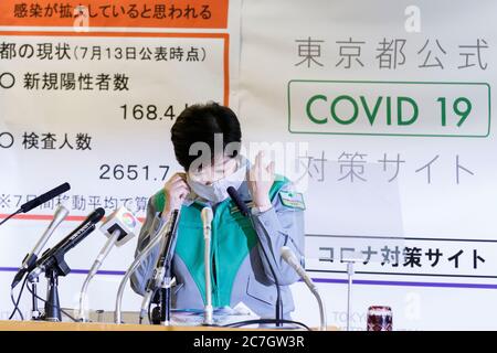 Tokyo, Giappone. 17 luglio 2020. Il governatore di Tokyo Yuriko Koike toglie la maschera facciale mentre inizia la sua regolare conferenza stampa presso l'edificio del governo metropolitano di Tokyo. Koike ha invitato i residenti e le aziende ad adottare misure per ridurre la diffusione del nuovo coronavirus nel capitale. Tokyo ha riferito 293 nuovi casi del romanzo coronavirus il Venerdì ha superato il record precedente di 286 casi il Giovedi. Credit: Rodrigo Reyes Marin/ZUMA Wire/Alamy Live News Foto Stock