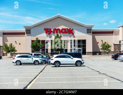 T J Maxx Store, ingresso esterno con auto nel parcheggio. Wareham Crossing, Wareham, Massachusetts, Stati Uniti Foto Stock