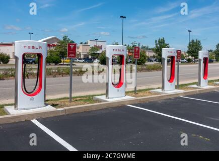 Stazioni di ricarica Tesla Supercharger nel parcheggio del centro commerciale presso Wareham Crossing, Wareham, ma USA Foto Stock