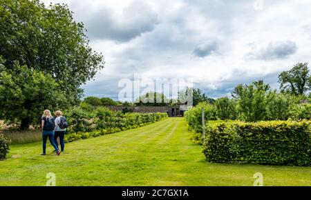 Donne che camminano al giardino murato di Amisfield, Haddington, East Lothian, Scozia, Regno Unito Foto Stock