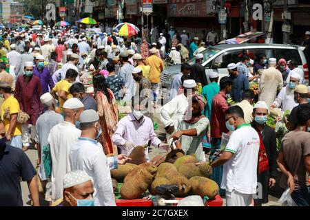 Dhaka, Bangladesh. 17 luglio 2020. Il popolo del Bangladesh ha scongiurato un mercato di vacanze senza preoccuparsi di distanzare fisicamente cruciale per controllare il coronavirus (COVID-19) diffuso, a Dhaka, Bangladesh, 17 luglio 2020. Credit: Suvra Kanti Das/ZUMA Wire/Alamy Live News Foto Stock