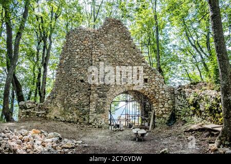 Rovine del castello di Muran, repubblica slovacca, Europa centrale. Destinazione del viaggio. Foto Stock