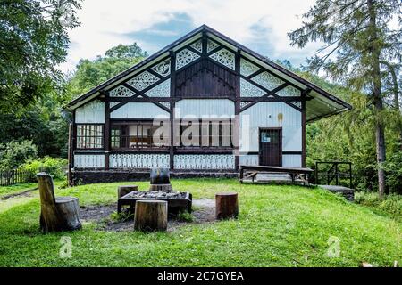 Cottage sotto il castello, Muran pianura, repubblica slovacca, Europa centrale. Destinazione del viaggio. Tema architettonico. Foto Stock