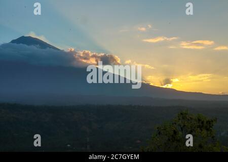 Tramonto sul vulcano Agung visto dalla barca. Stromboli è una delle otto isole Eolie e uno dei tre vulcani attivi a IBali, Indonesia Foto Stock