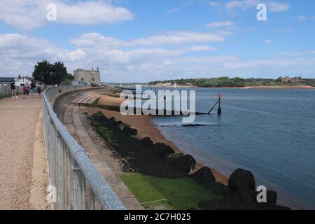 Felixstowe, Suffolk, UK - 17 luglio 2020: Giornata di sole sulla costa orientale dell'Anglia. Persone che camminano lungo le mura del mare. Foto Stock