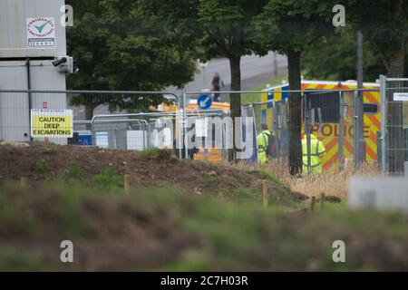 Glasgow, Scozia, Regno Unito. 17 luglio 2020. Nella foto: Scene da cui un ragazzo di dieci anni è morto a seguito di un incidente in un cantiere a DrumChapel, Glasgow. Credit: Colin Fisher/Alamy Live News Foto Stock