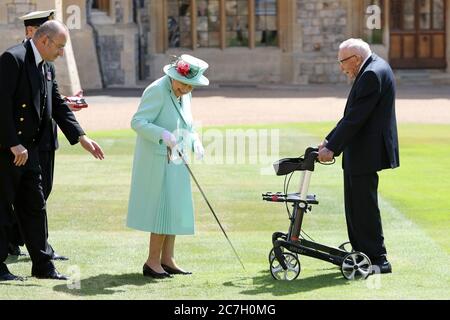 Il capitano Sir Thomas Moore riceve la sua cavallerezza dalla regina Elisabetta II durante una cerimonia al Castello di Windsor. Foto Stock