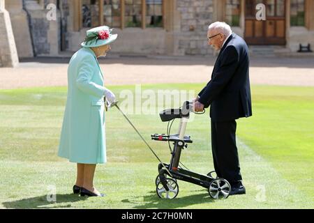 Il capitano Sir Thomas Moore riceve la sua cavallerezza dalla regina Elisabetta II durante una cerimonia al Castello di Windsor. Foto Stock