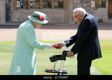 Il capitano Sir Thomas Moore riceve la sua cavallerezza dalla regina Elisabetta II durante una cerimonia al Castello di Windsor. Foto Stock