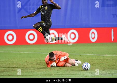 Orlando, Stati Uniti. 16 luglio 2020. Columbus Crew SC Forward Zardes, Gyasi n° 11 salta sopra il Goalie di New York Red Bull durante il torneo MLS is Back all'ESPN Wild World of Sports di Orlando, Florida USA giovedì 16 luglio 2020. Photo Credit: Marty Jean-Louis Credit: Marty Jean-Louis/Alamy Live News Foto Stock