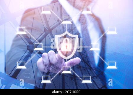 Blockchain tecnologia, sicurezza Internet, antivirus concetto di software, crittografia computer e server e uomo d'affari in background Foto Stock