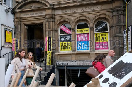 Edimburgo, Scozia, Regno Unito. 17 luglio 2020. Laura Ashley chiude la vendita in pieno svolgimento. Laura Ashley è crollata nell'amministrazione in marzo e 70 filiali sono state guadagnate per chiusura mentre gli amministratori hanno cercato un compratore per l'azienda. La ditta di ristrutturazione e di investimento Gordon Brothers ha da allora acquistato il marchio Laura Ashley dagli amministratori PwC. Qui si trova il punto vendita più importante di George Street, uno di quelli destinati a chiudere. Credit: Craig Brown/Alamy Live News Foto Stock